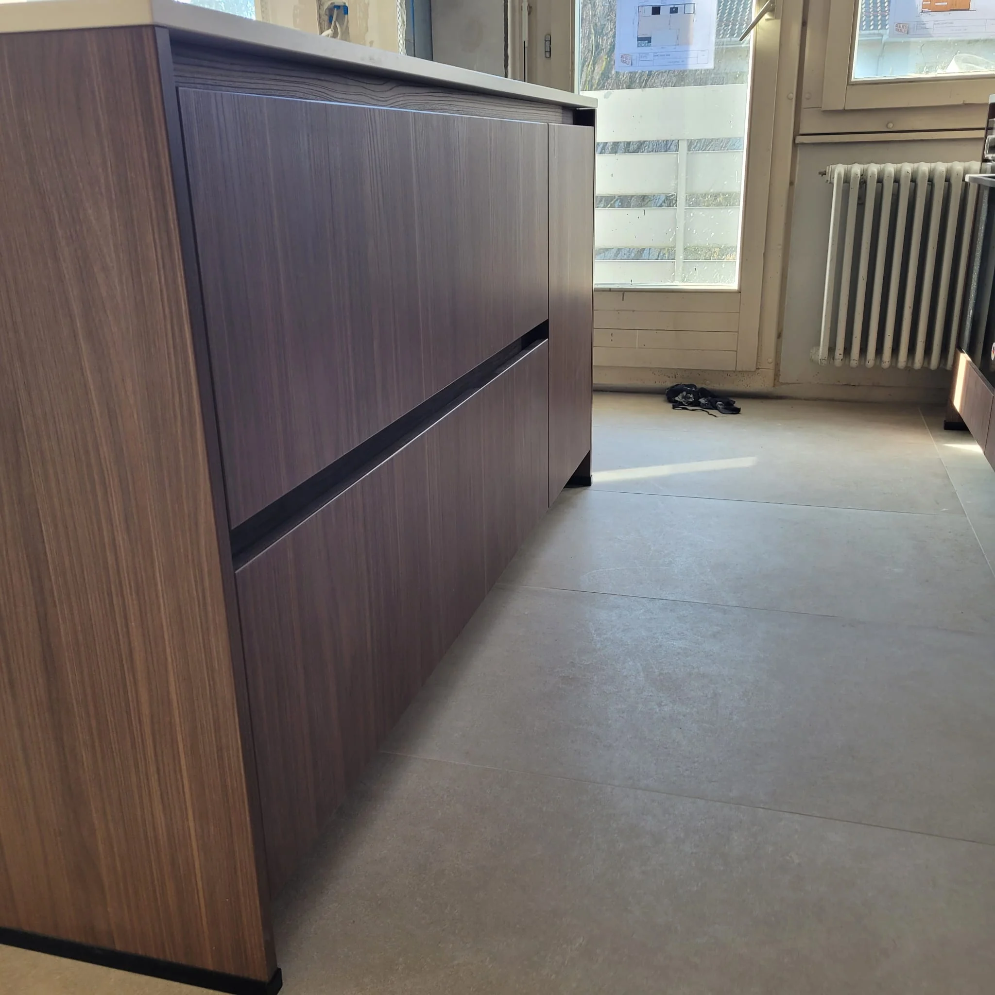 Onex - Bois sombre & îlot Noyer — réalisation de l’Atelier des Rocailles