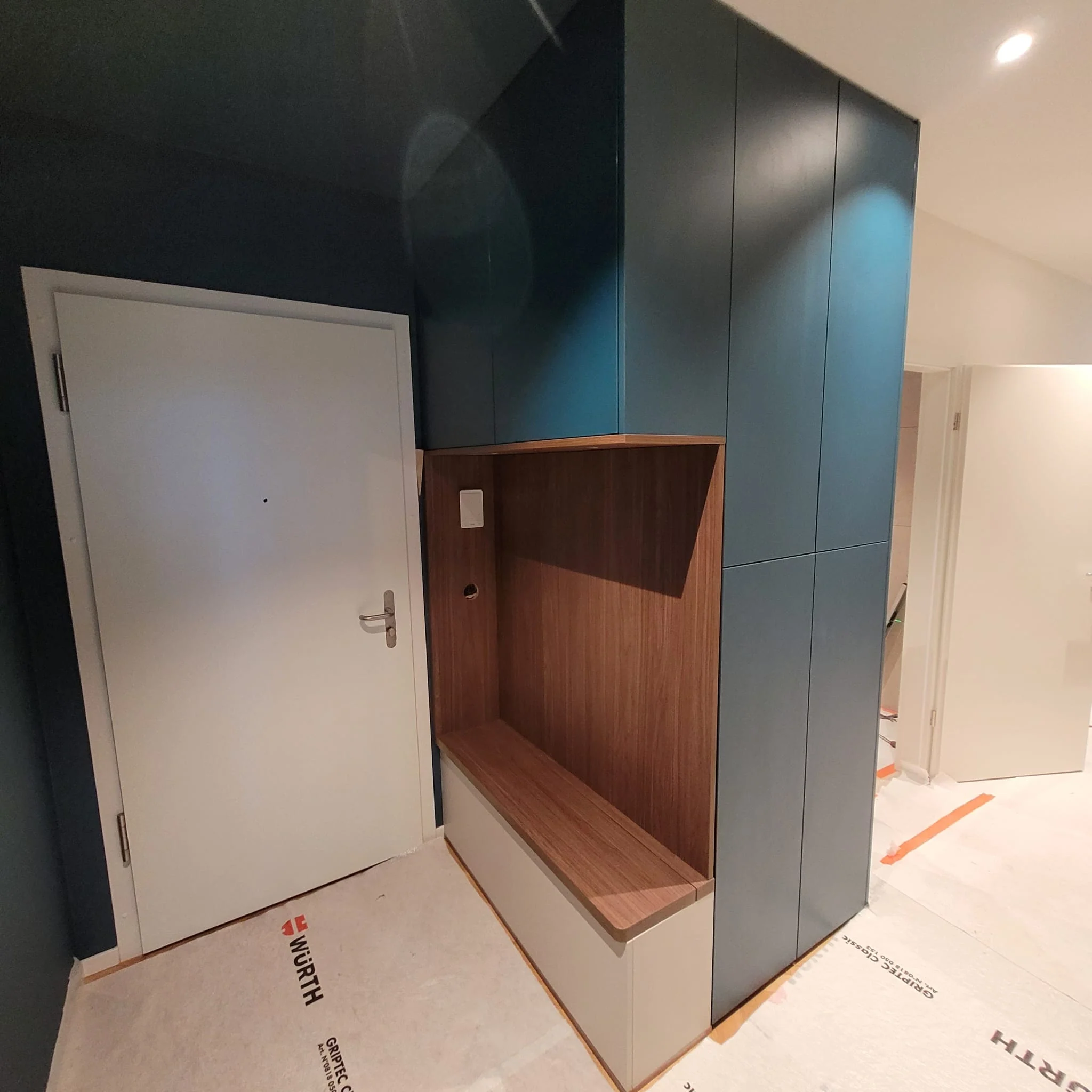 Grand Lancy - Un bureau intégré à la chambre parentale & entrée — réalisation de l’Atelier des Rocailles