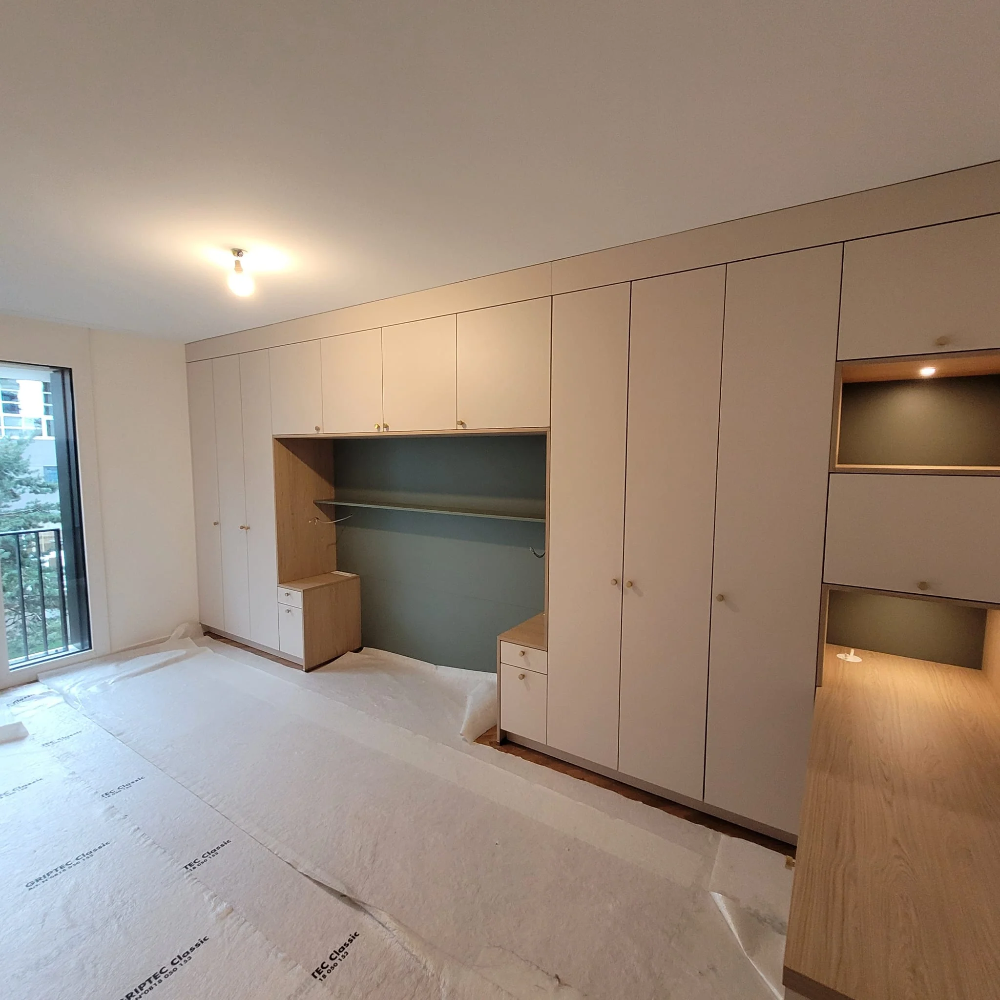 Grand Lancy - Un bureau intégré à la chambre parentale & entrée — réalisation de l’Atelier des Rocailles