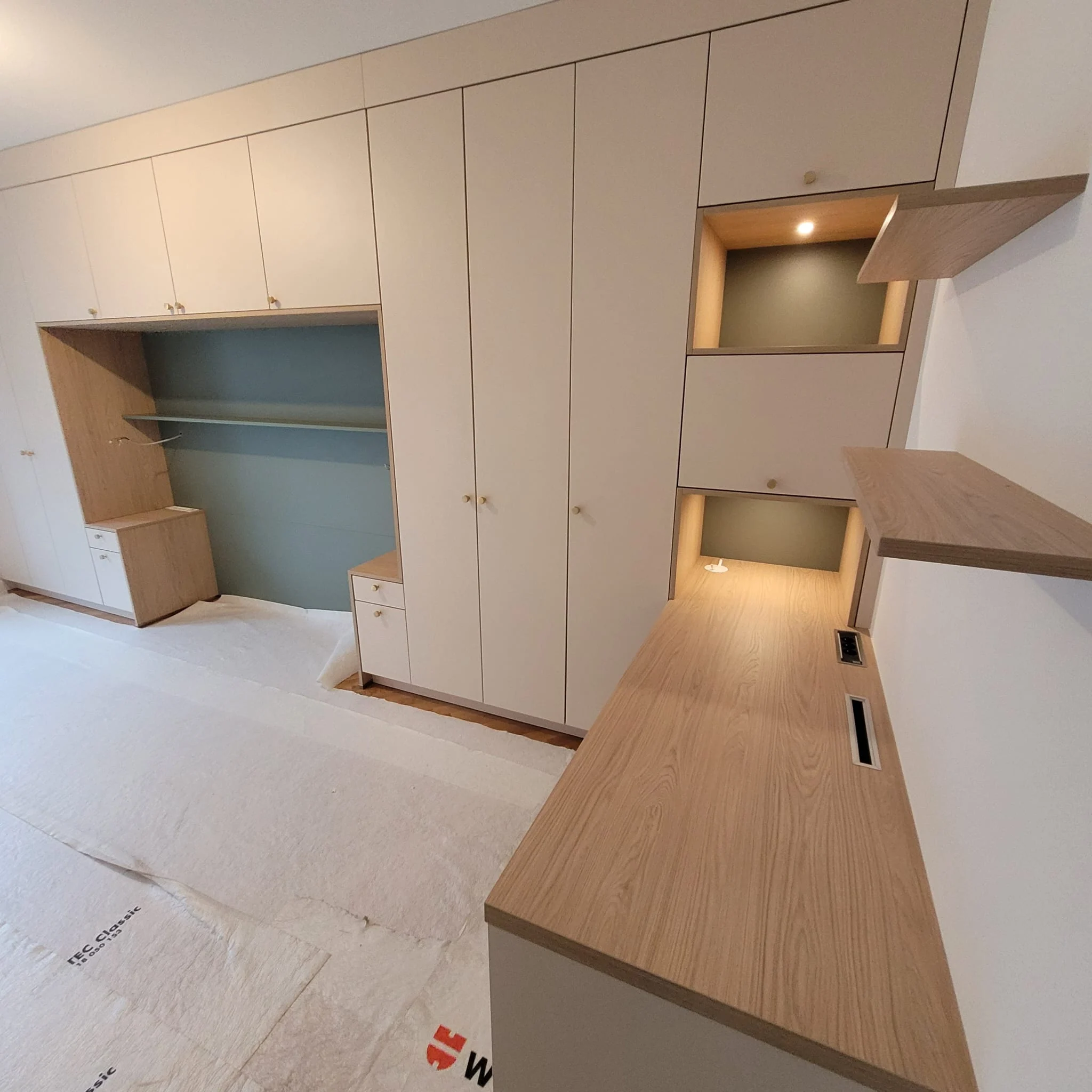 Grand Lancy - Un bureau intégré à la chambre parentale & entrée — réalisation de l’Atelier des Rocailles