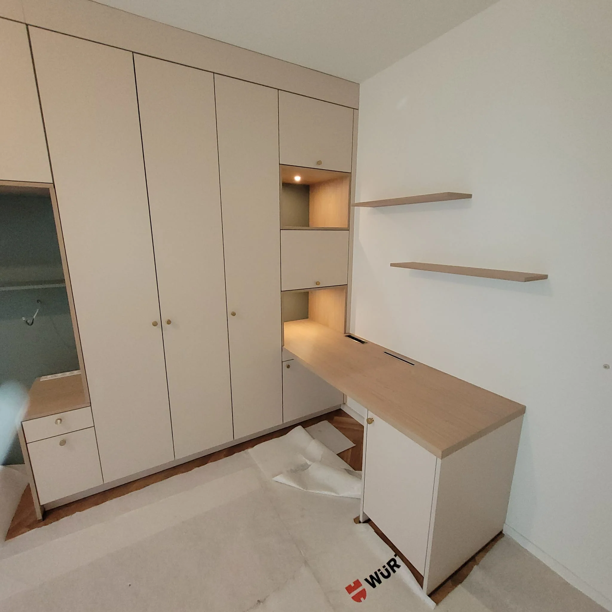 Grand Lancy - Un bureau intégré à la chambre parentale & entrée — réalisation de l’Atelier des Rocailles