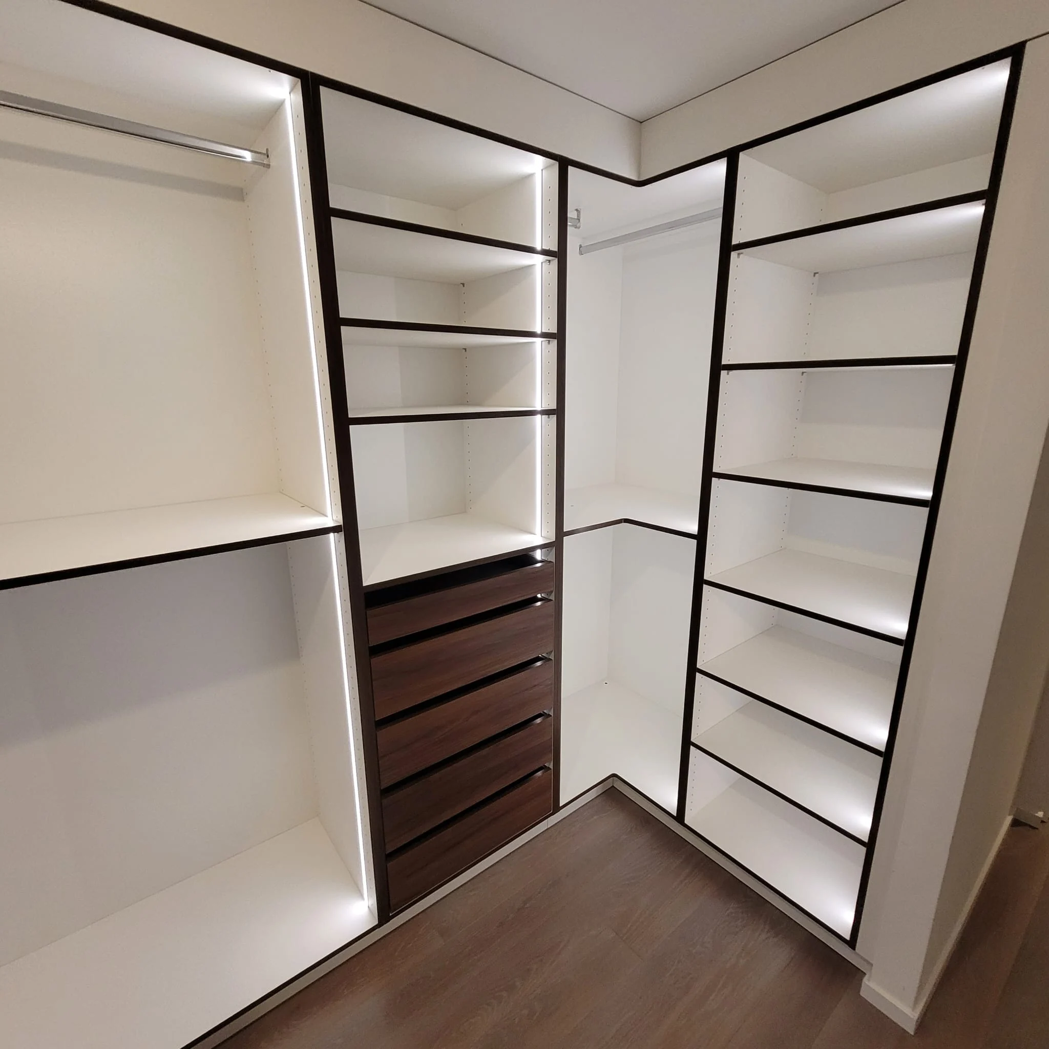 Un dressing éclairé — réalisation de l’Atelier des Rocailles