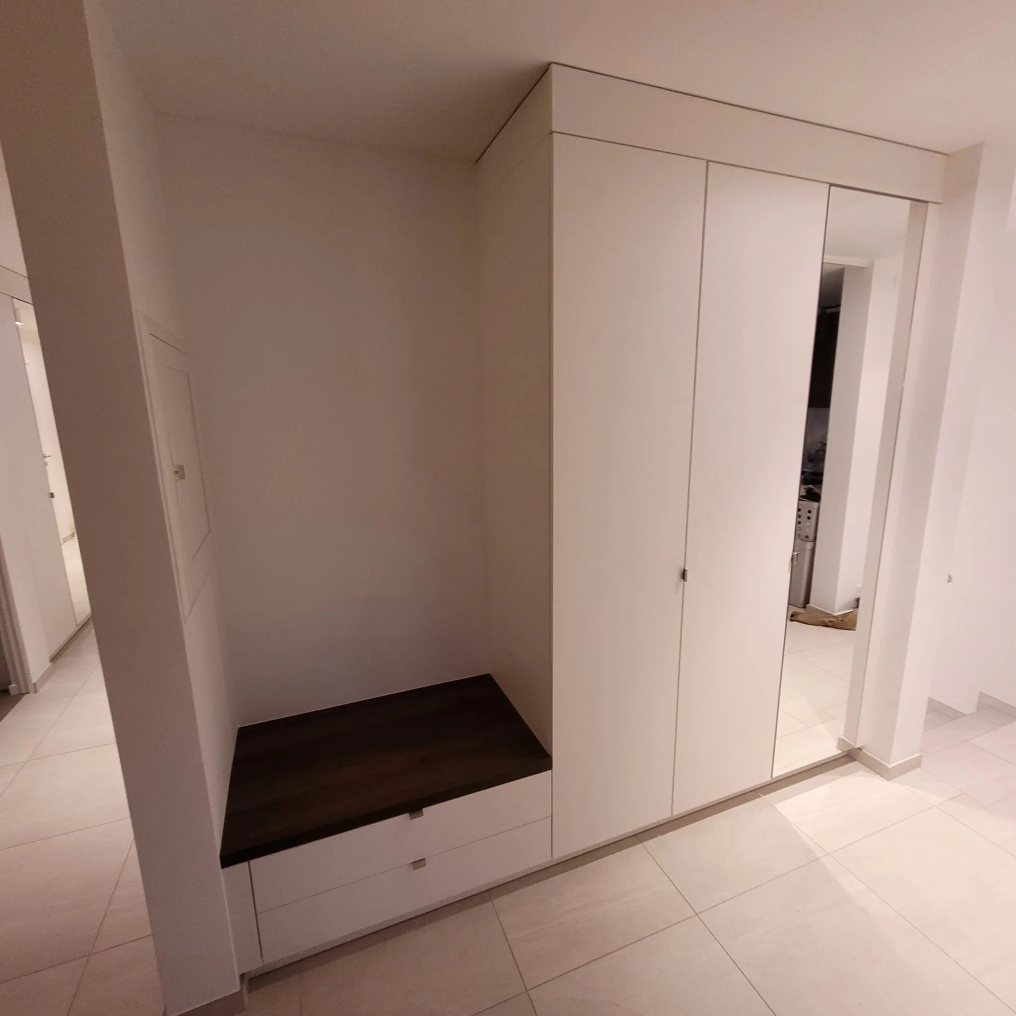 Un dressing éclairé — réalisation de l’Atelier des Rocailles