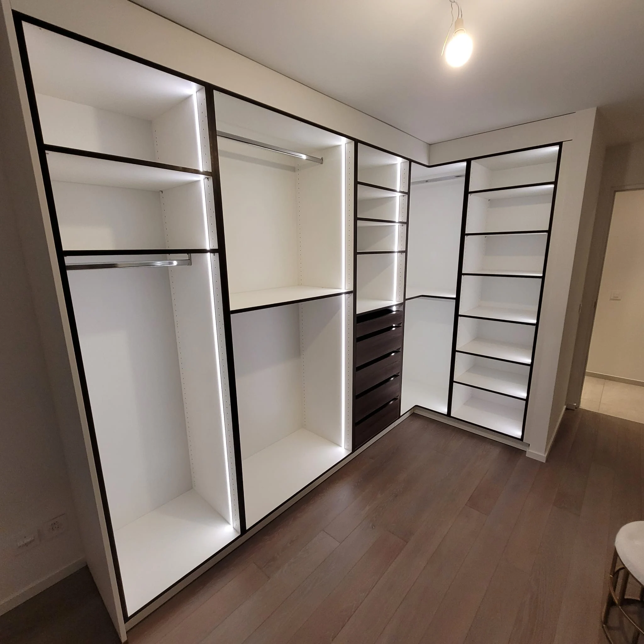 Un dressing éclairé — réalisation de l’Atelier des Rocailles