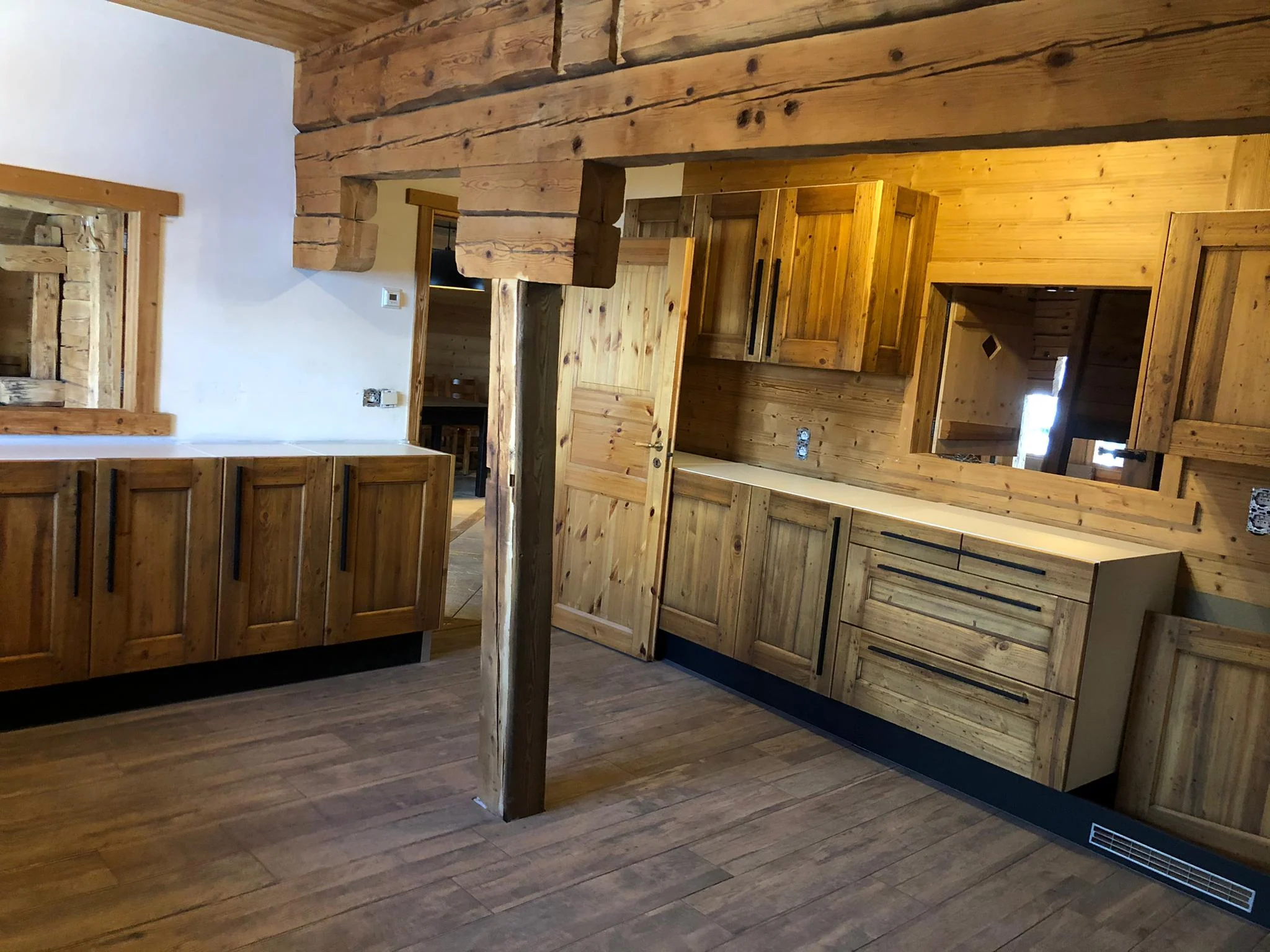 Le Grands Bornand - Une cuisine de chalet Savoyard — réalisation de l’Atelier des Rocailles
