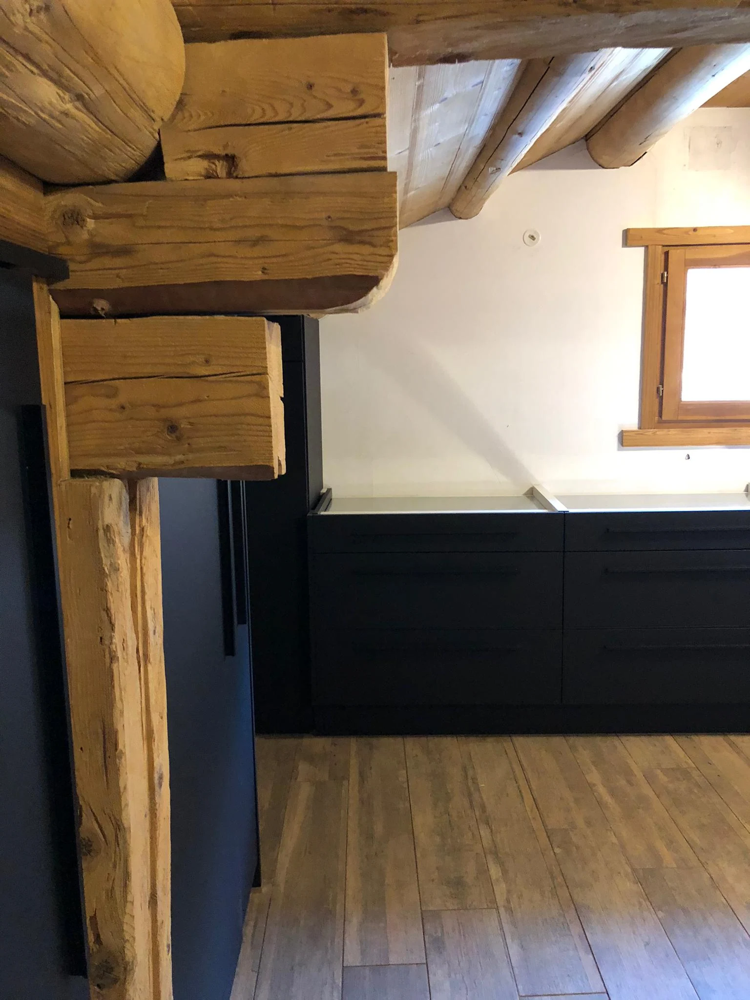 Le Grands Bornand - Une cuisine de chalet Savoyard — réalisation de l’Atelier des Rocailles