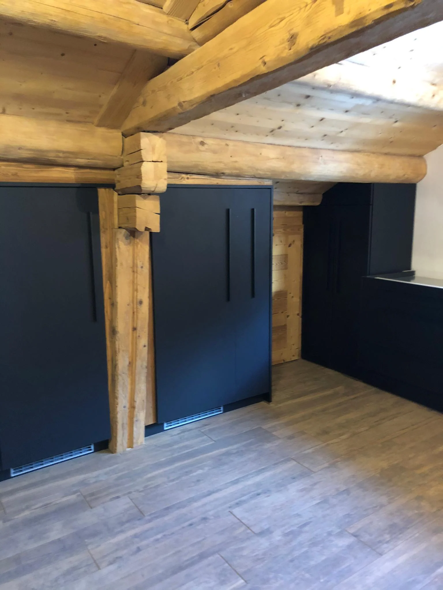 Le Grands Bornand - Une cuisine de chalet Savoyard — réalisation de l’Atelier des Rocailles