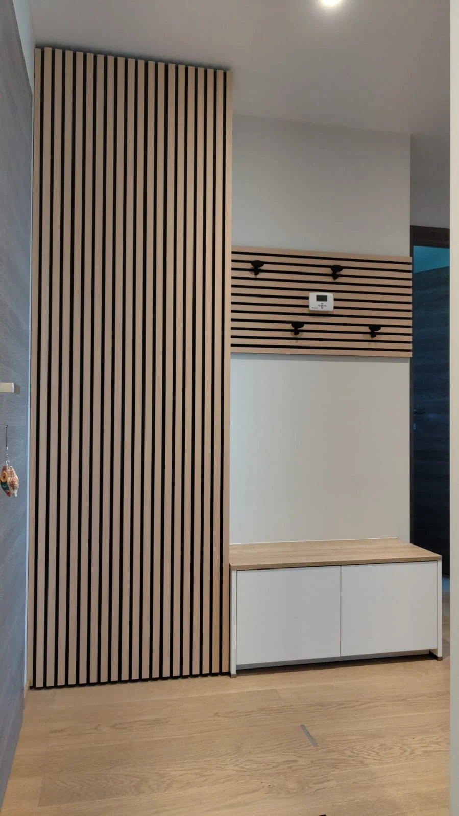 Andilly - Une banquette dans l’entrée & tableau électrique dissimulé — réalisation de l’Atelier des Rocailles