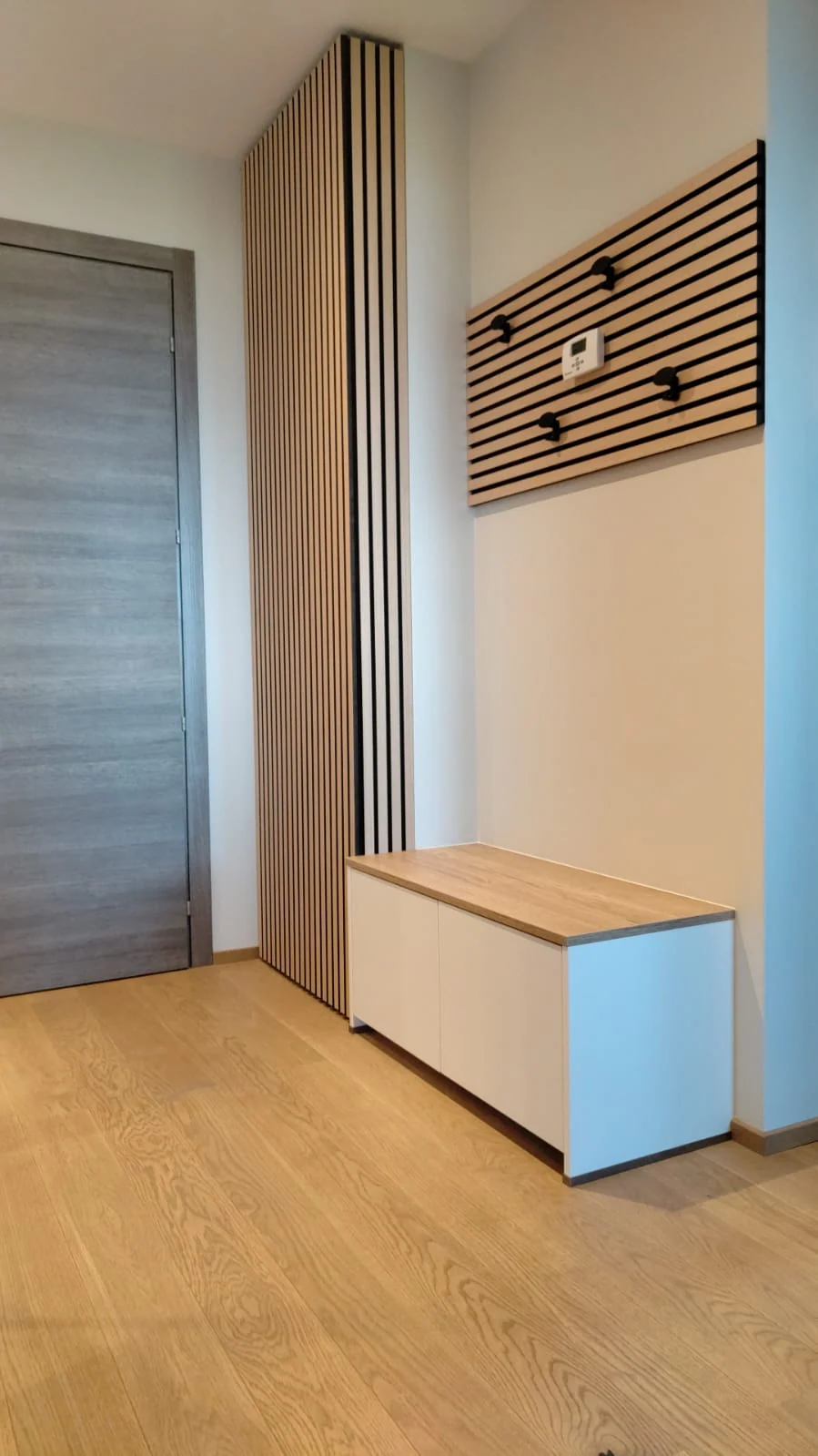 Andilly - Une banquette dans l’entrée & tableau électrique dissimulé — réalisation de l’Atelier des Rocailles