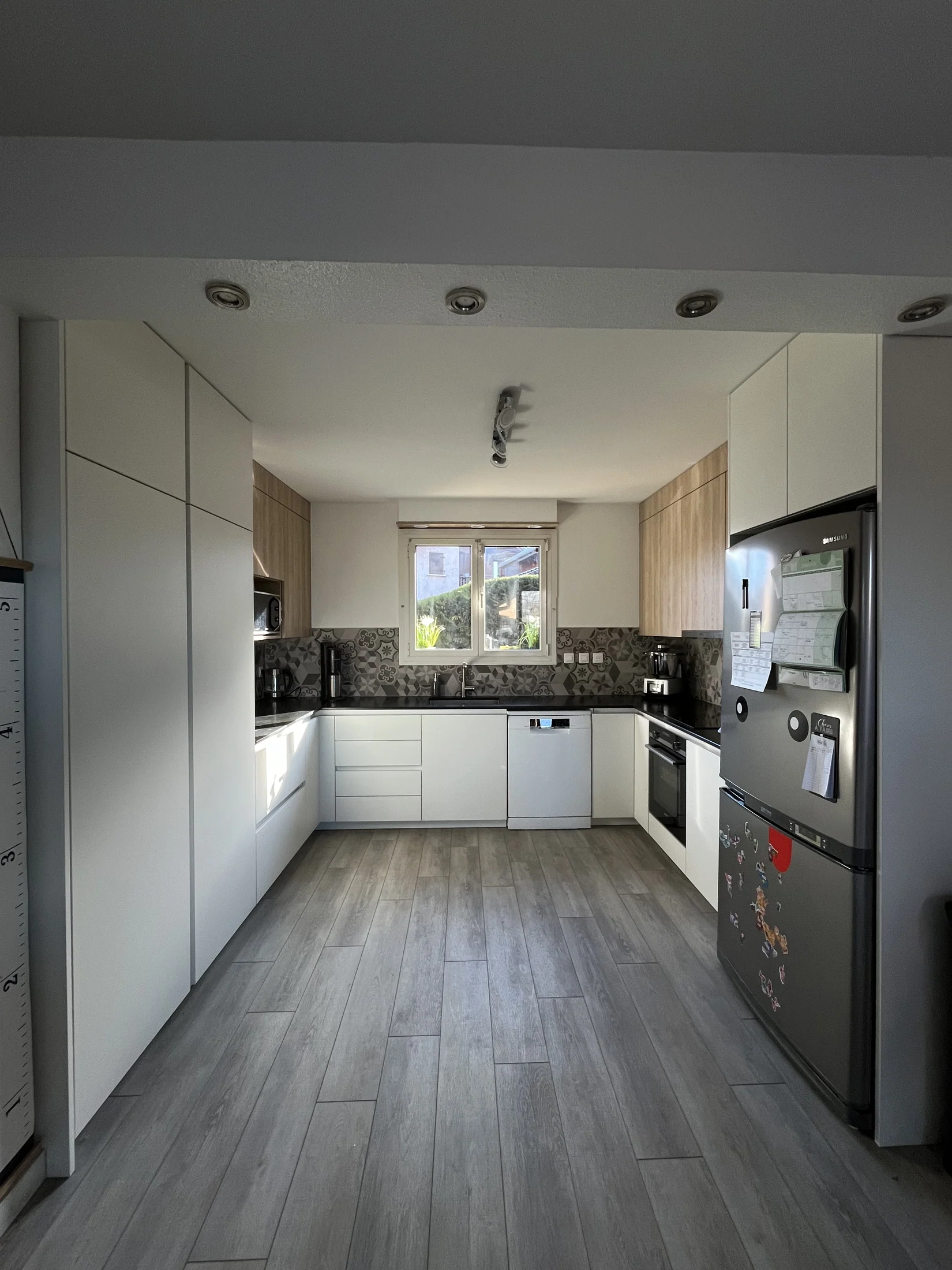 Ambilly - Cuisine compacte, Garde-manger à portée de main — réalisation de l’Atelier des Rocailles