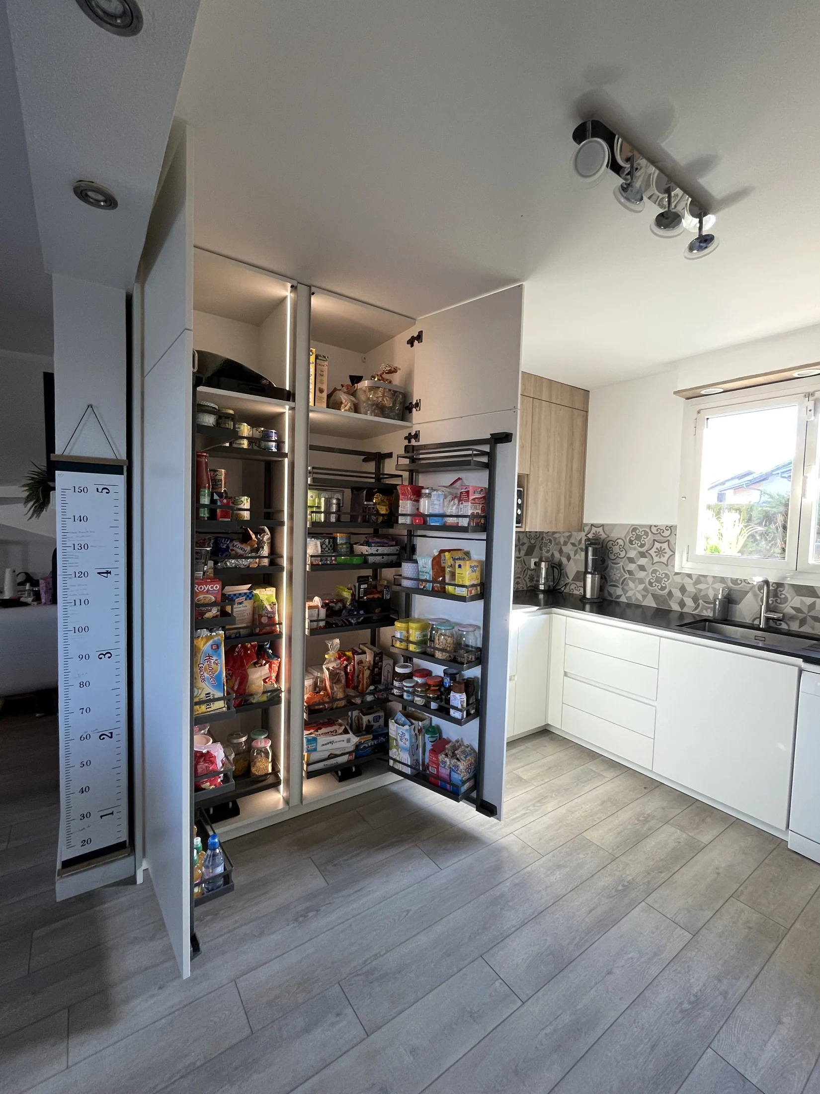 Ambilly - Cuisine compacte, Garde-manger à portée de main — réalisation de l’Atelier des Rocailles