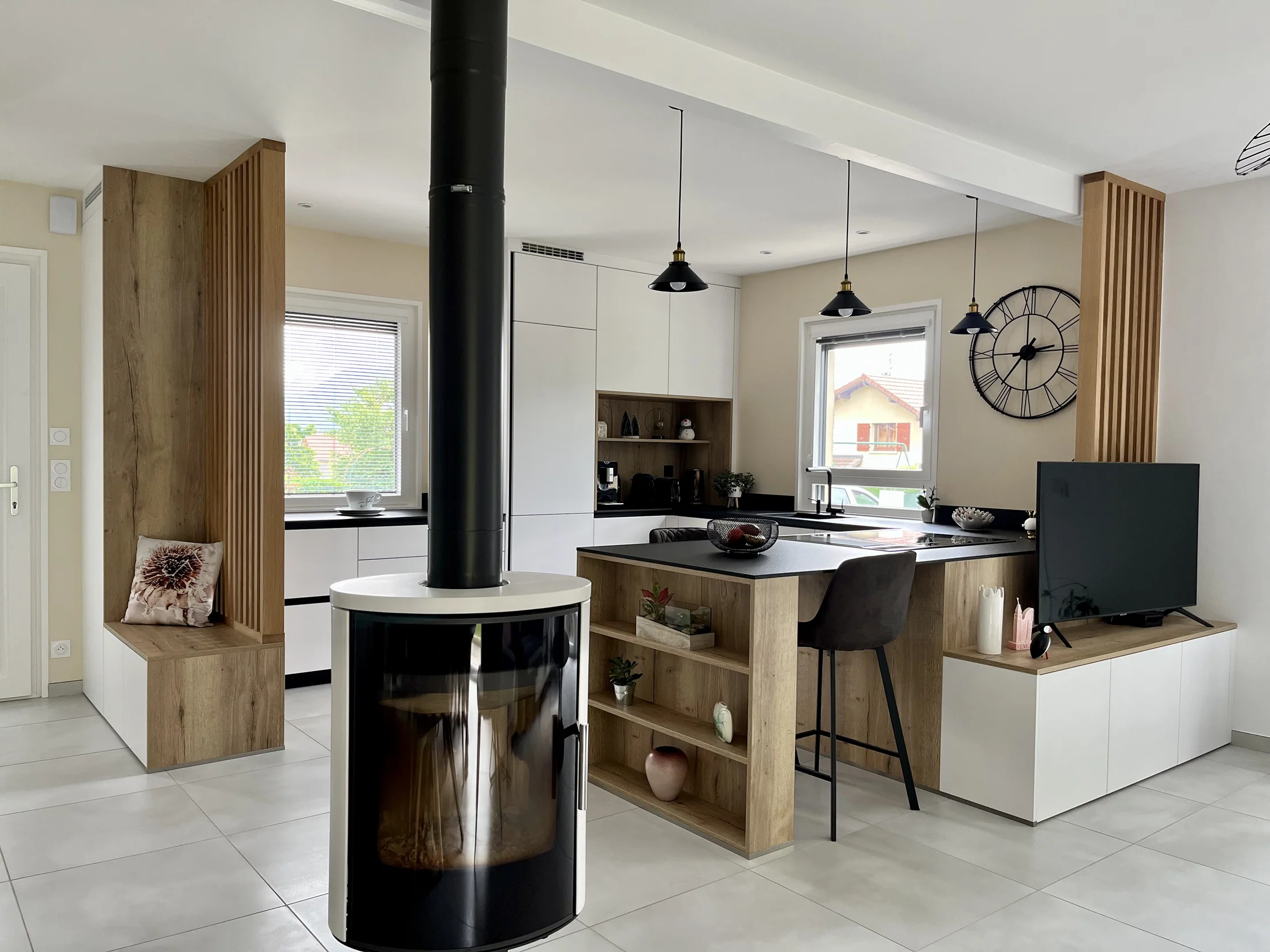 La Roche sur Foron - Blanc & bois, Fusion Cuisine /  Salon — réalisation de l’Atelier des Rocailles