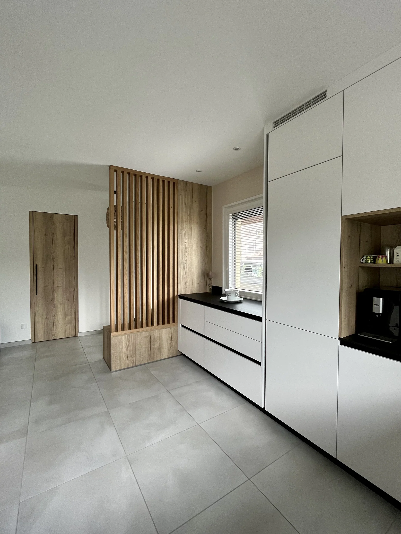La Roche sur Foron - Blanc & bois, Fusion Cuisine /  Salon — réalisation de l’Atelier des Rocailles