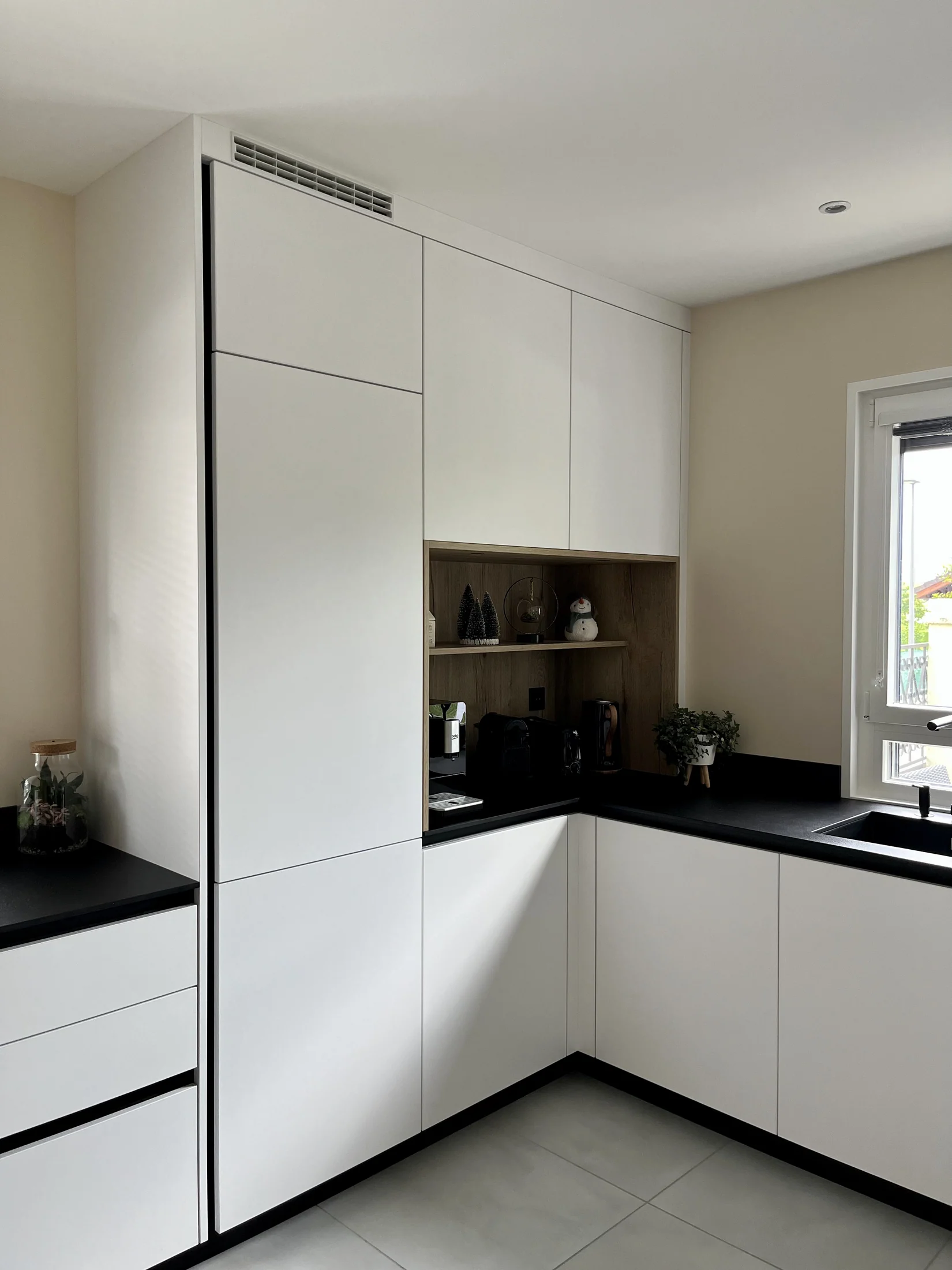 La Roche sur Foron - Blanc & bois, Fusion Cuisine /  Salon — réalisation de l’Atelier des Rocailles
