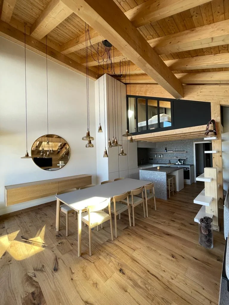 Les Carroz d'Arrches - Sous les poutres — réalisation de l’Atelier des Rocailles