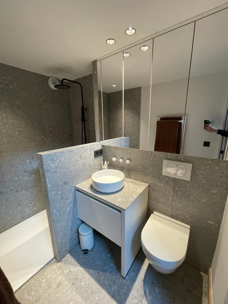Une salle de bains en chalet — réalisation de l’Atelier des Rocailles