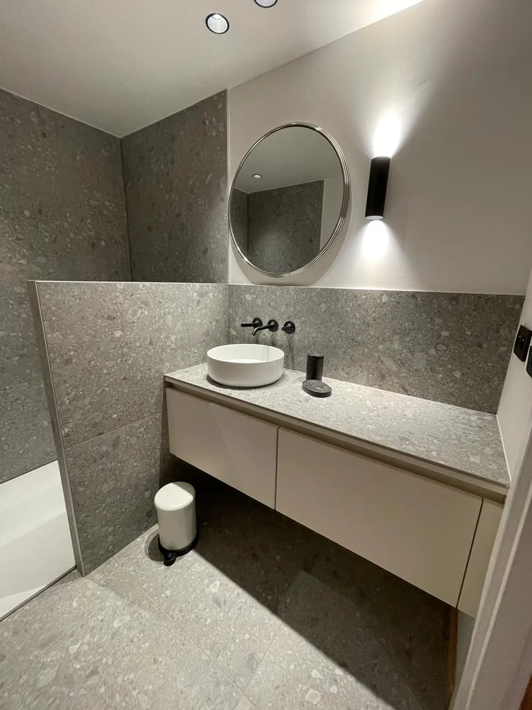 Une salle de bains en chalet — réalisation de l’Atelier des Rocailles