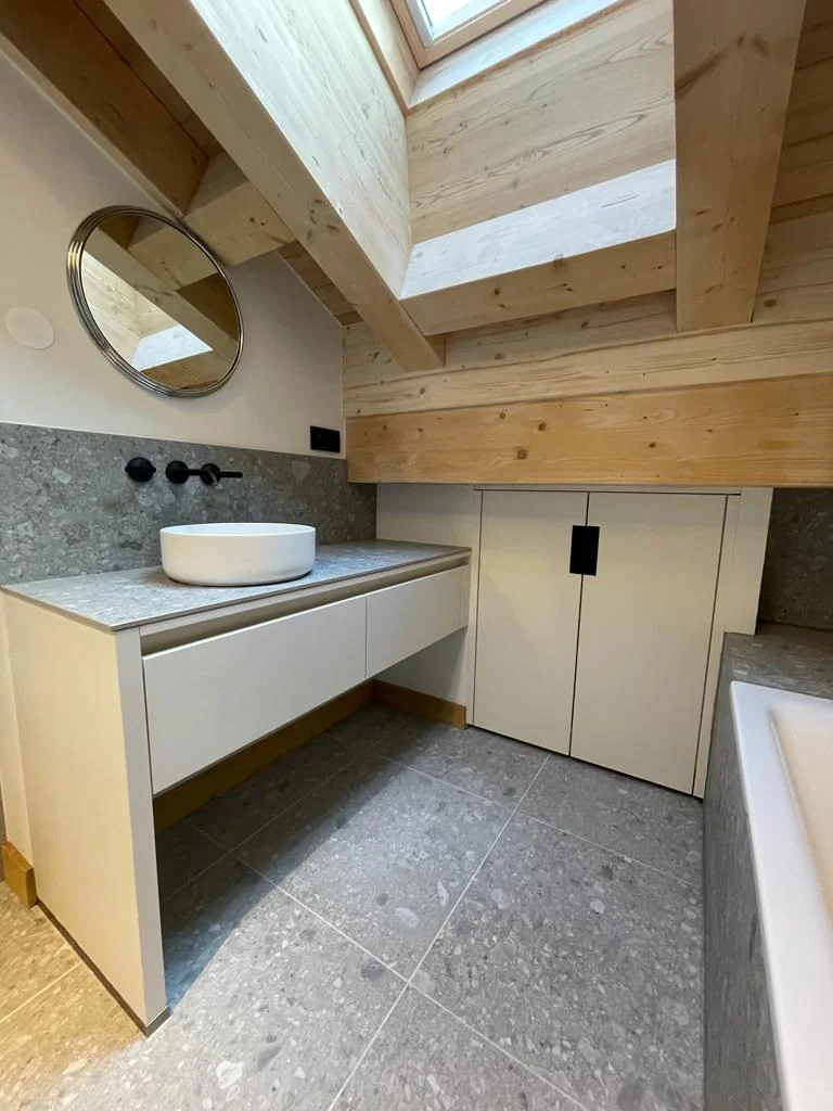 Une salle de bains en chalet — réalisation de l’Atelier des Rocailles