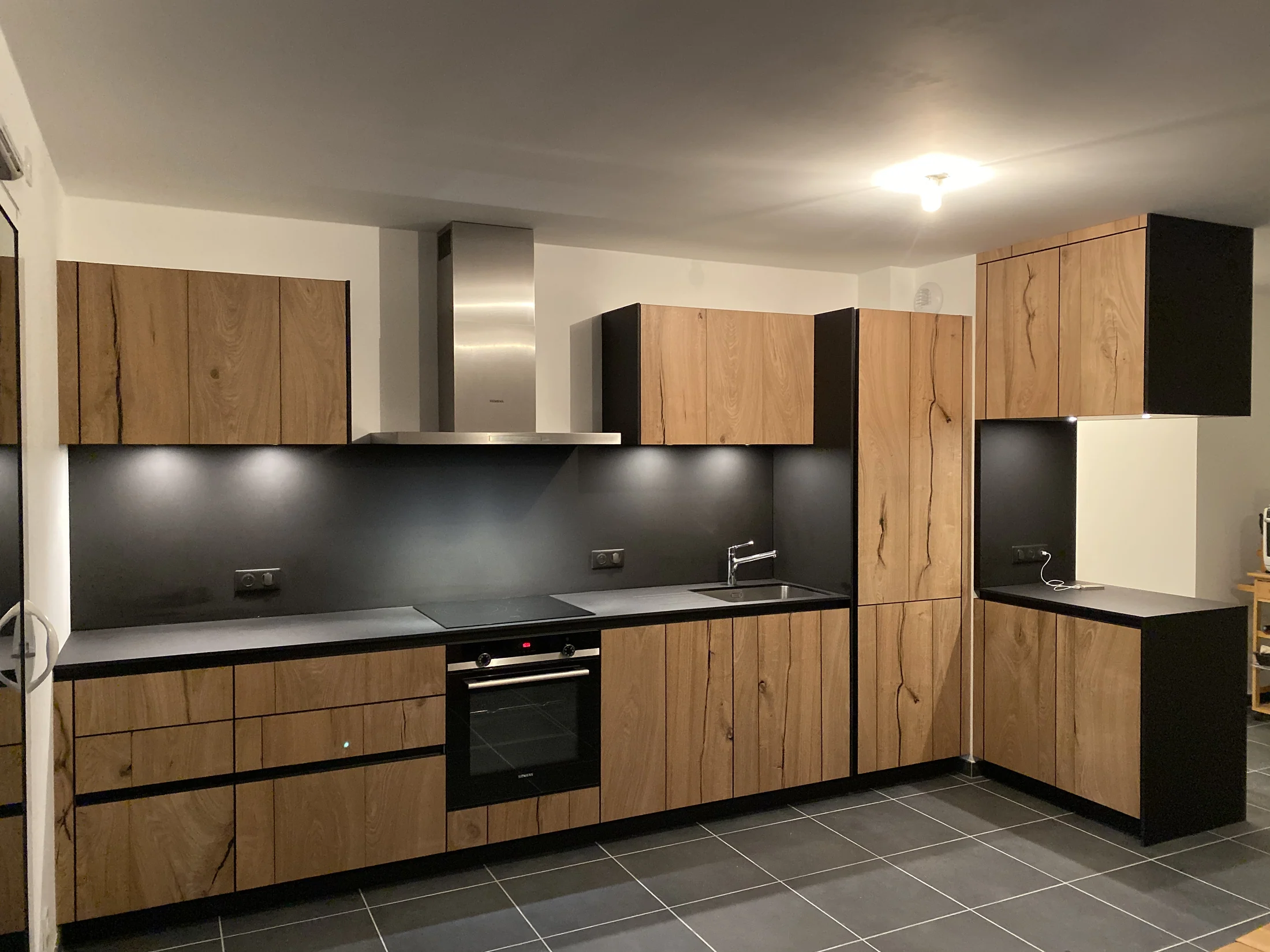 La Roche sur Foron - Bois veiné & noir mat — réalisation de l’Atelier des Rocailles