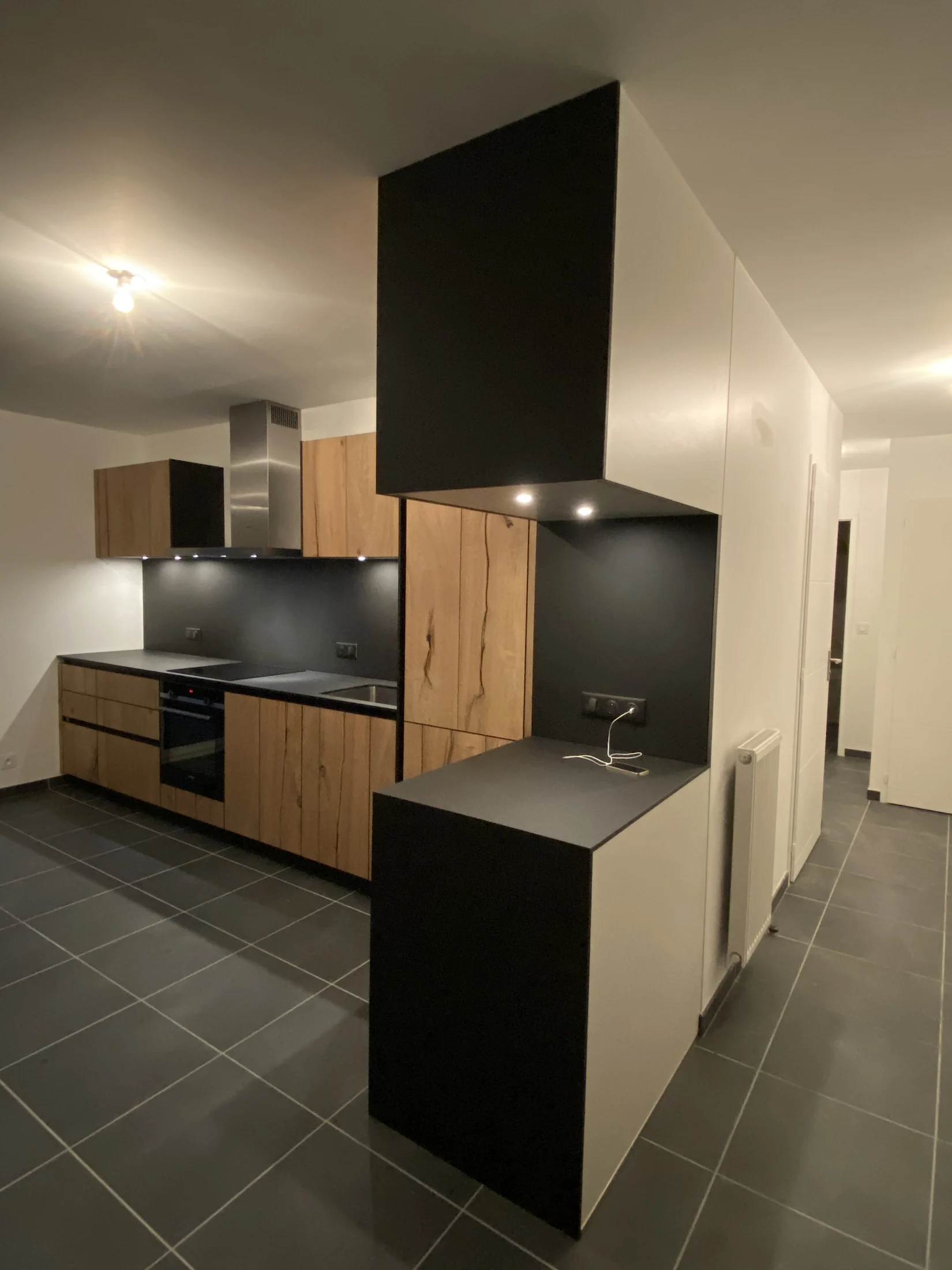 La Roche sur Foron - Bois veiné & noir mat — réalisation de l’Atelier des Rocailles