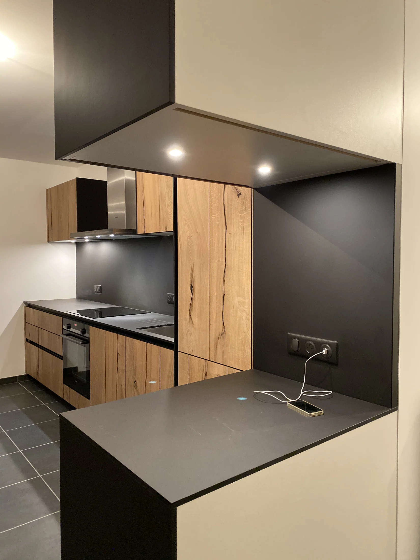 La Roche sur Foron - Bois veiné & noir mat — réalisation de l’Atelier des Rocailles