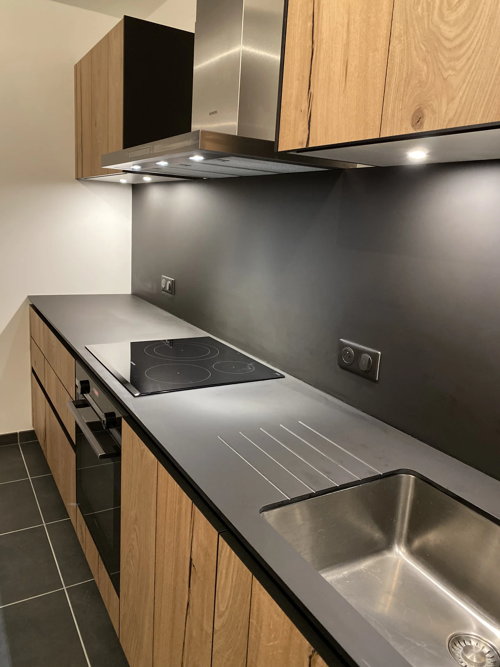 La Roche sur Foron - Bois veiné & noir mat — réalisation de l’Atelier des Rocailles