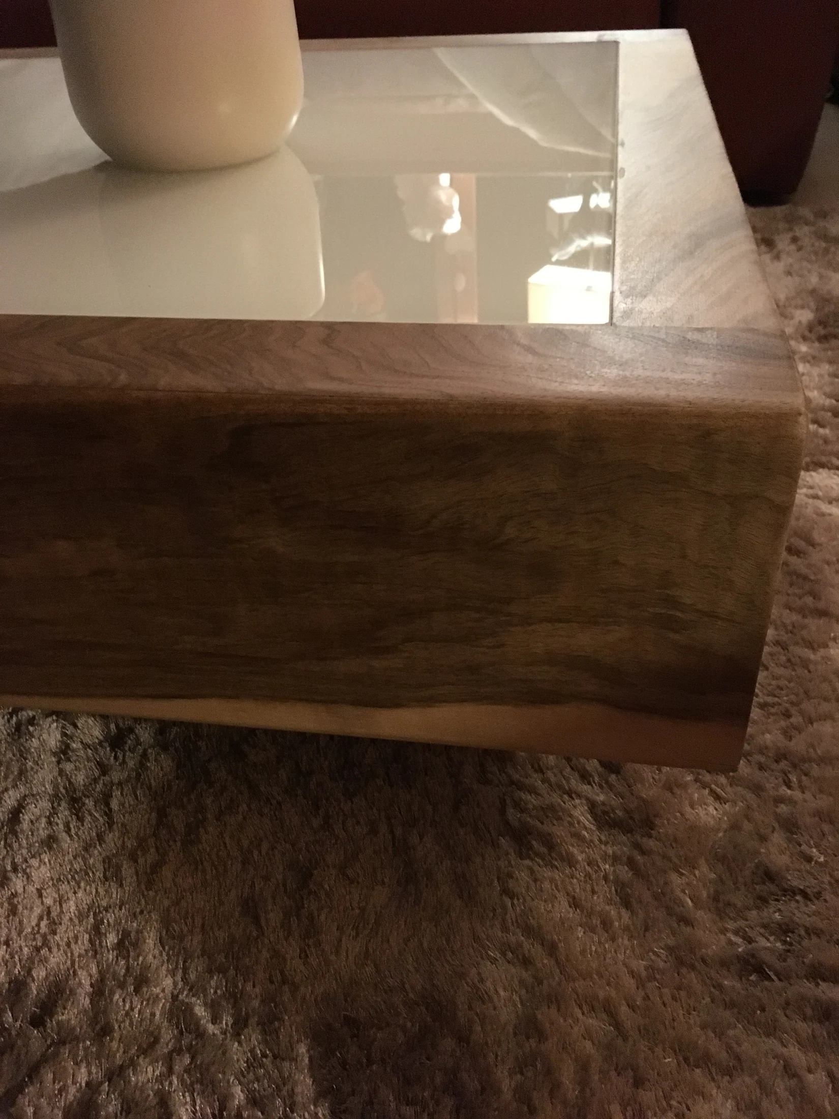 Reignier-Esery - Une table basse en verre et noyer — réalisation de l’Atelier des Rocailles