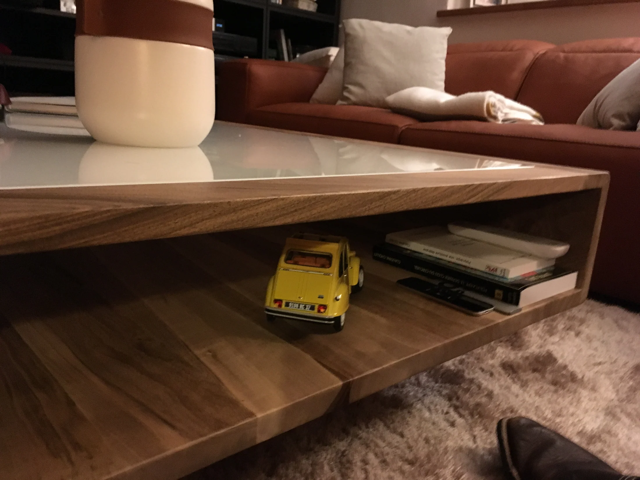 Reignier-Esery - Une table basse en verre et noyer — réalisation de l’Atelier des Rocailles