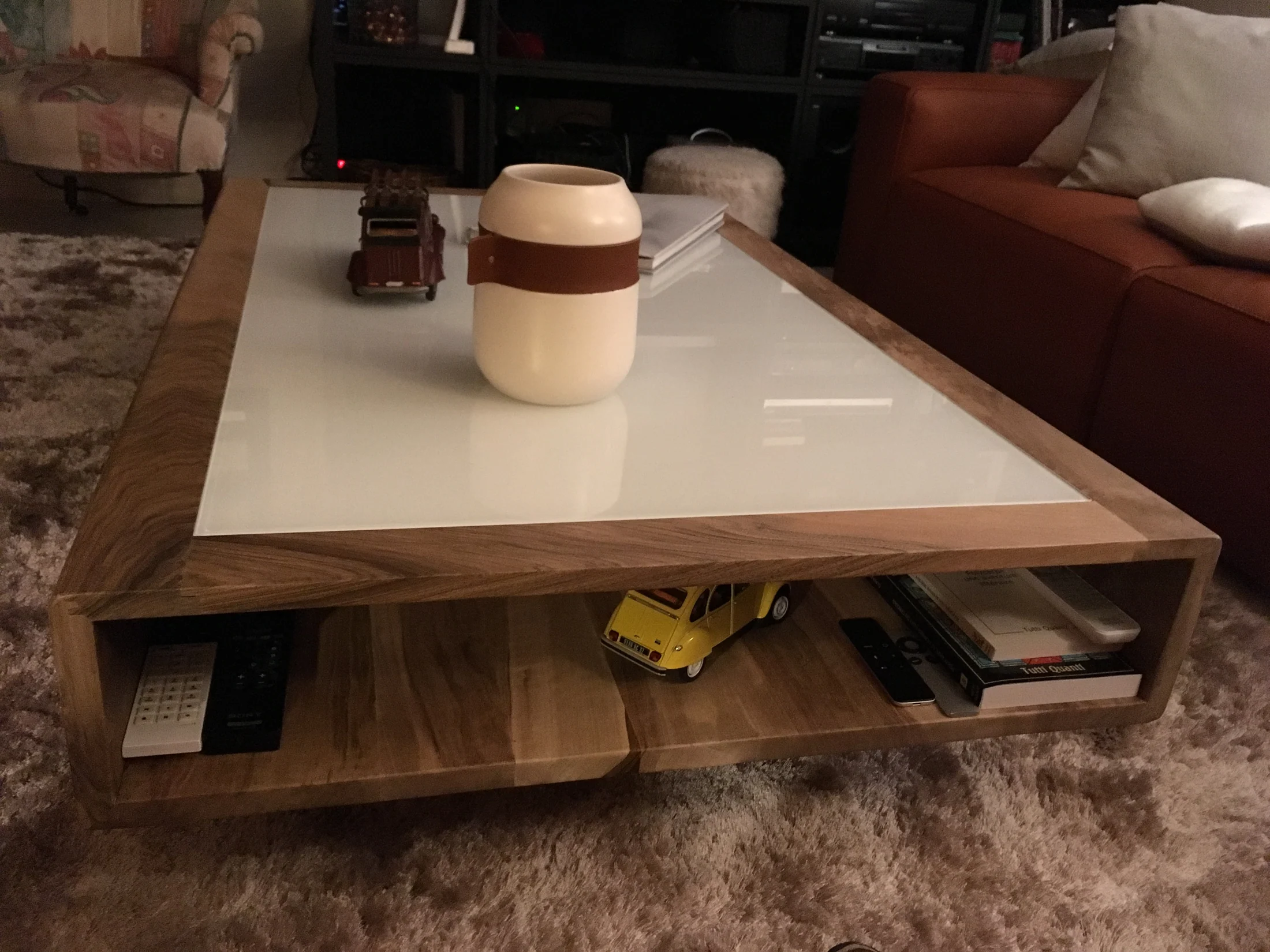 Reignier-Esery - Une table basse en verre et noyer — réalisation de l’Atelier des Rocailles