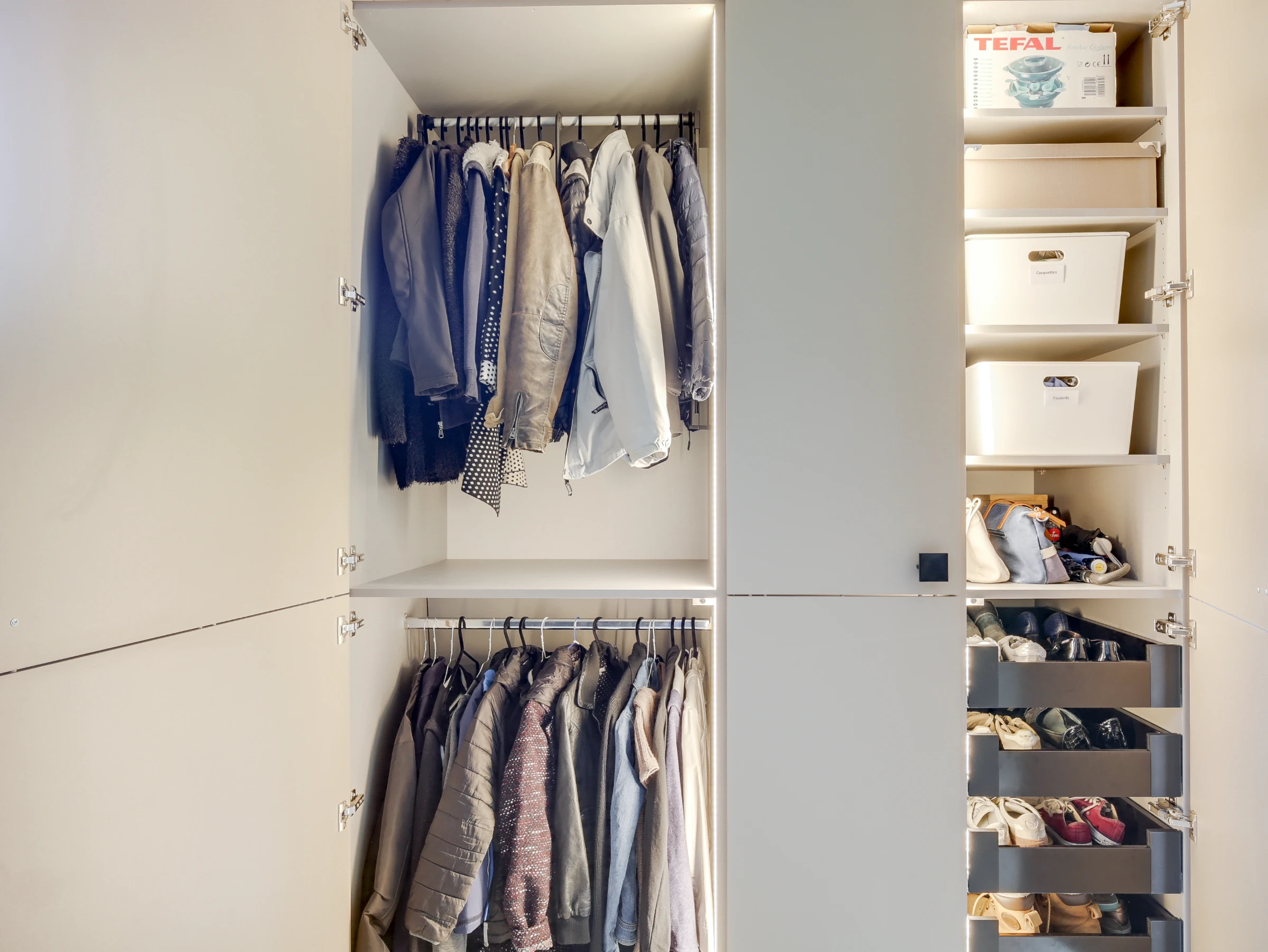 Reignie Esery - Poser ses clefs, Veste et Chaussures — réalisation de l’Atelier des Rocailles
