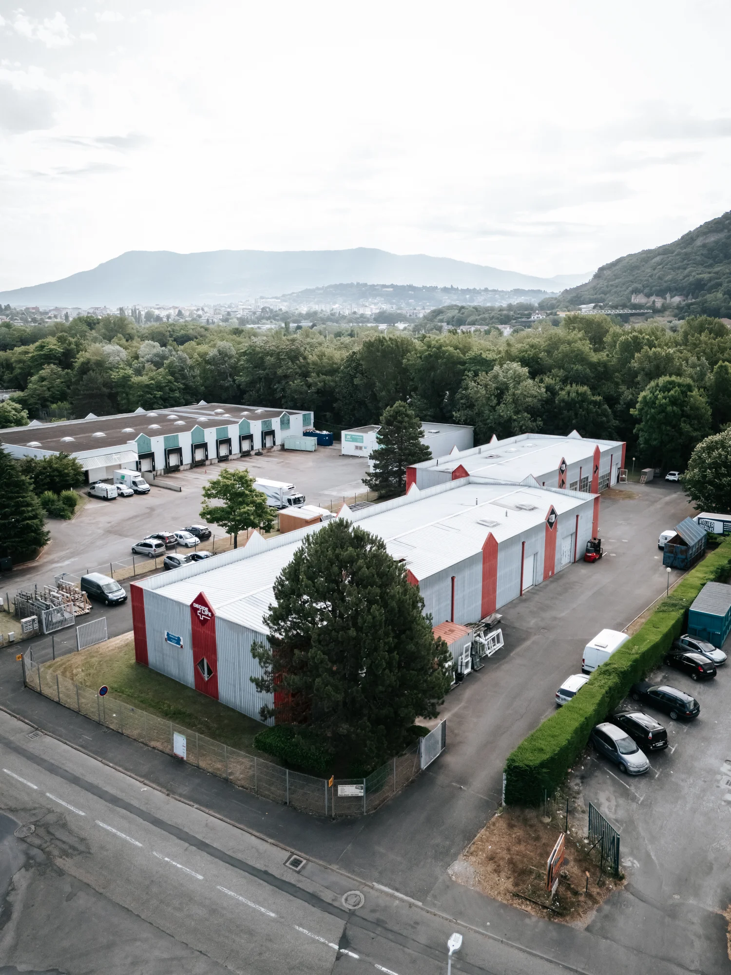 L’atelier et l’équipe — réalisation de l’Atelier des Rocailles